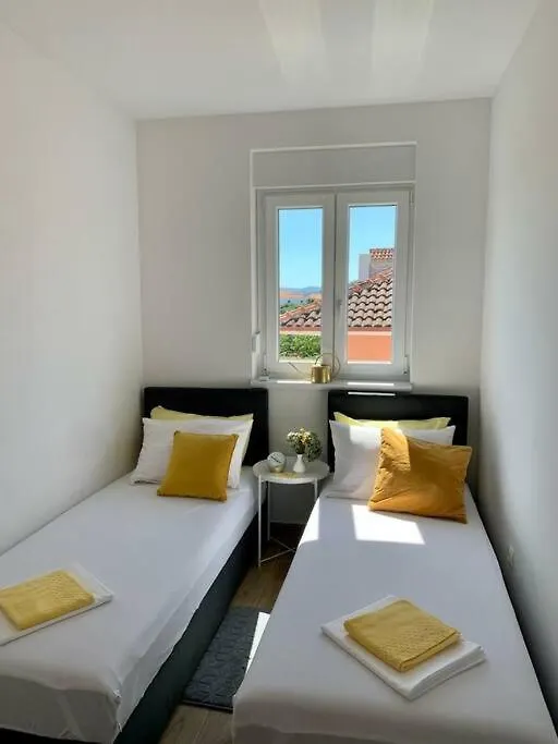 Tina'S Sunshine Apartment Трогир