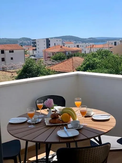 Tina'S Sunshine Apartment Трогир Хорватия