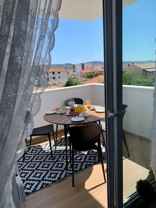 Tina'S Sunshine Apartment Трогир Хорватия