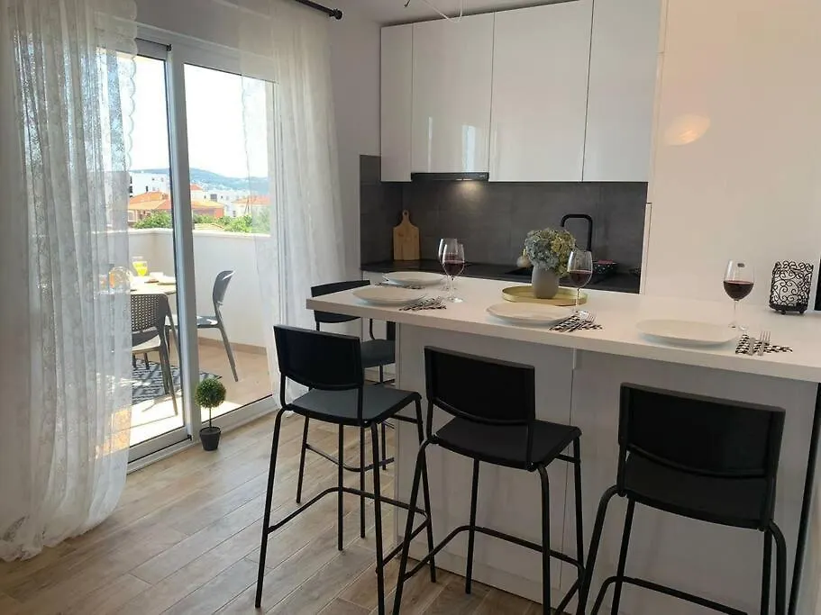 Tina'S Sunshine Apartment Трогир Хорватия